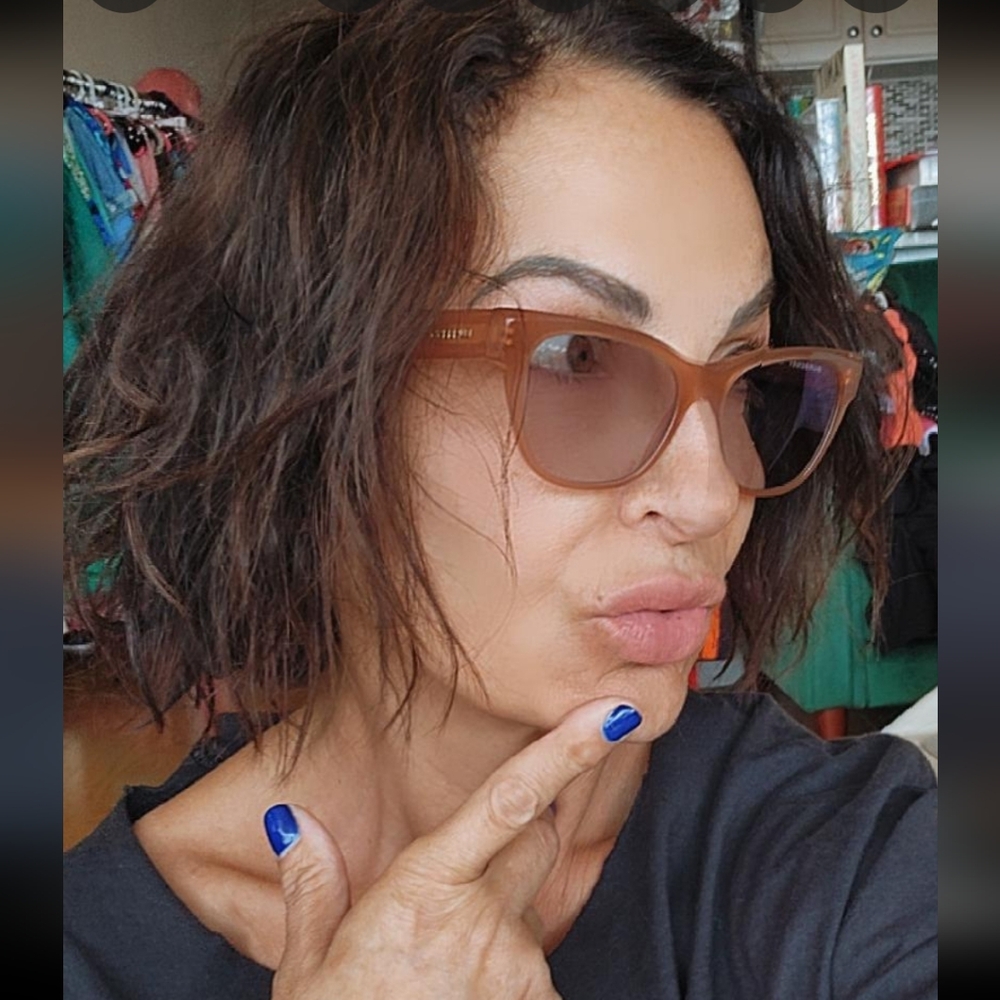 Hi,welcome. I' curated212.I love vintage, rocker,edgychic, and statement pieces.